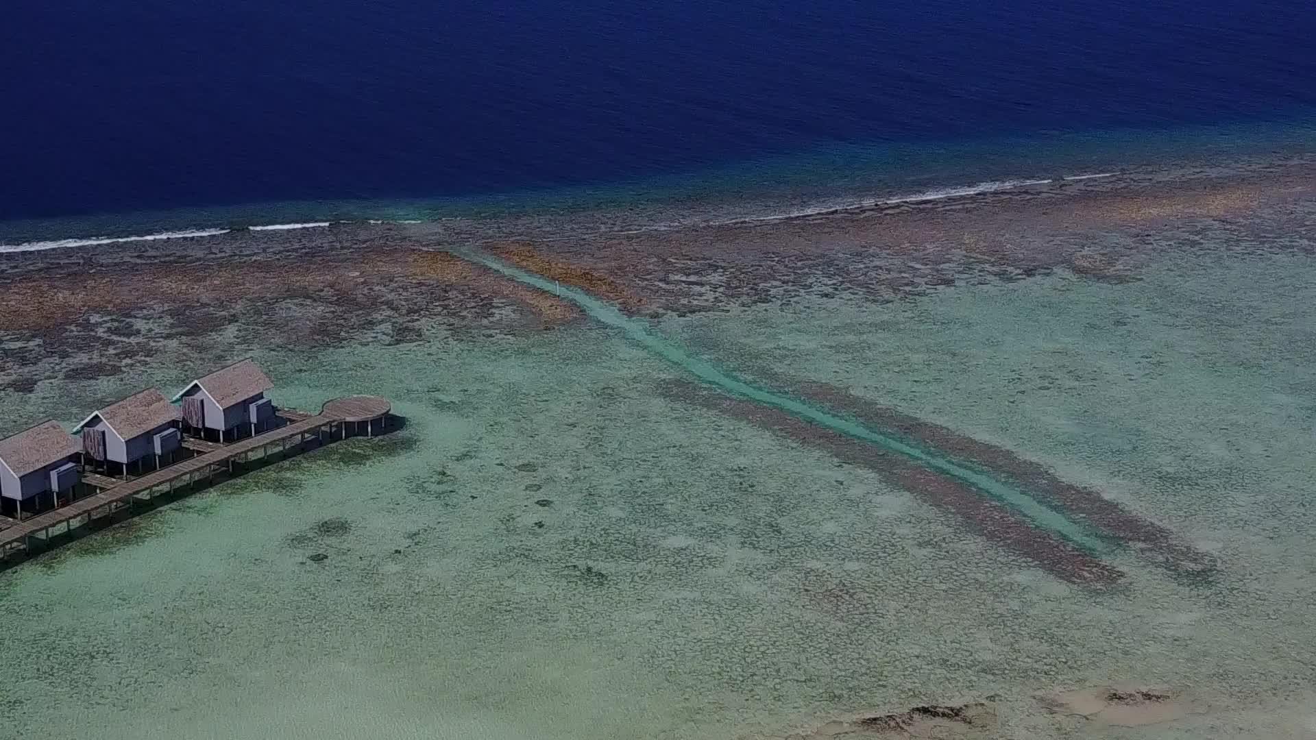 蓝绿色的水和白色的沙子背景在度假胜地附近完美的日间风景中视频的预览图
