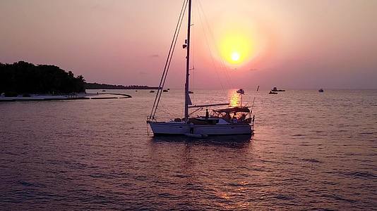 日出后天堂湾海滩的浪漫风景从蓝色的水中航行白色的背景是白色视频的预览图