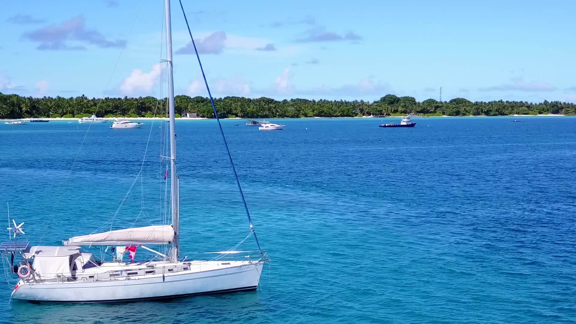 阳光明媚的豪华度假胜地景观由海面附近的水蓝环礁组成视频的预览图