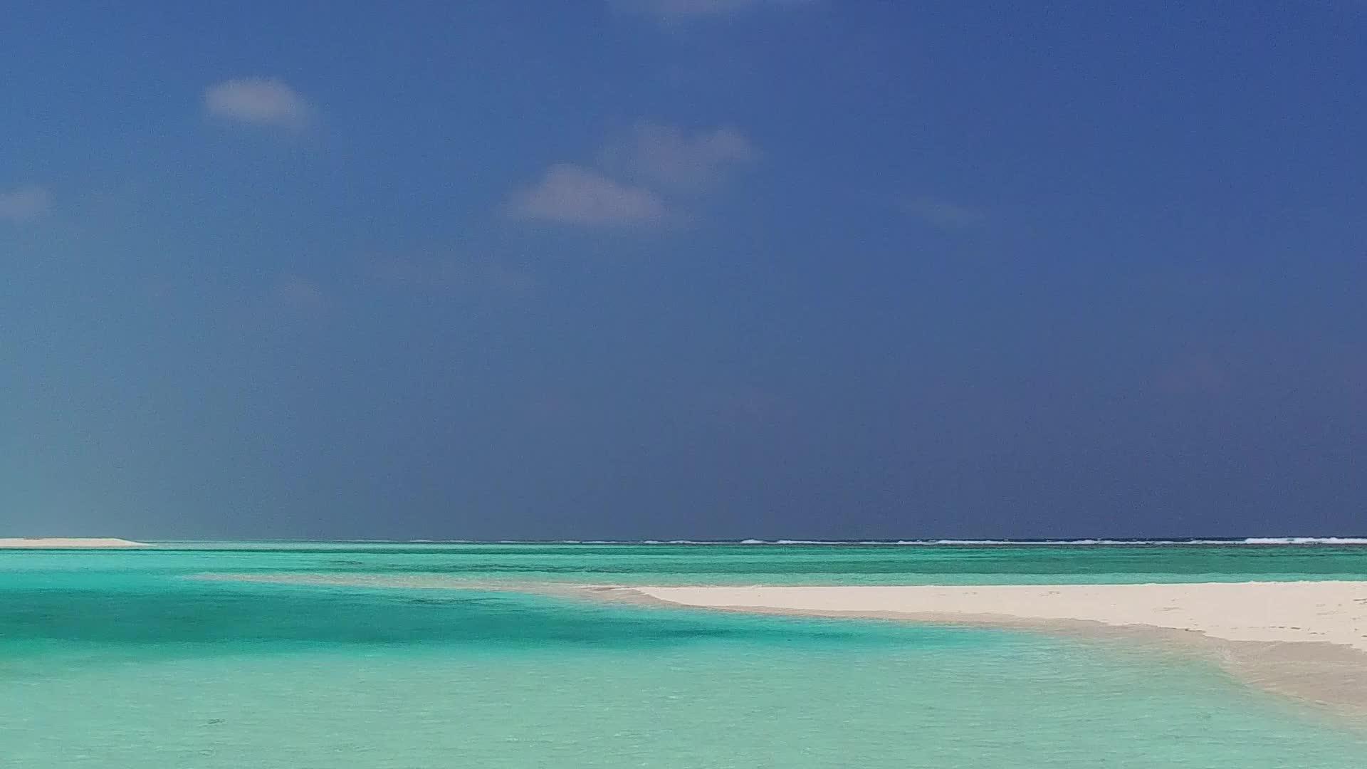 阳光明媚的松缓岛海滩时间的纹理来自蓝色的水和度假胜地附近视频的预览图