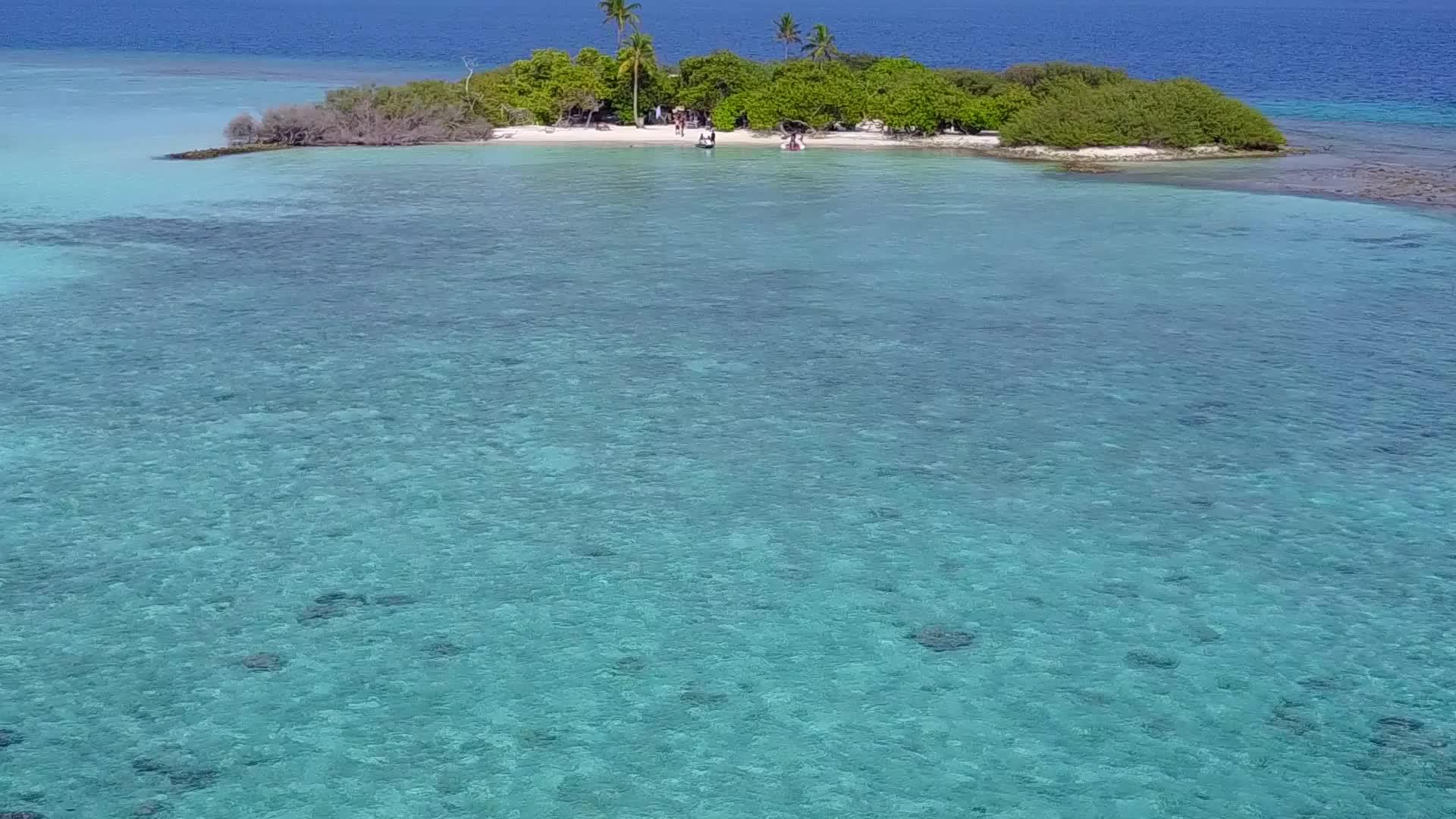 沙洲附近的白沙背景美丽的海滩广角海景视频的预览图