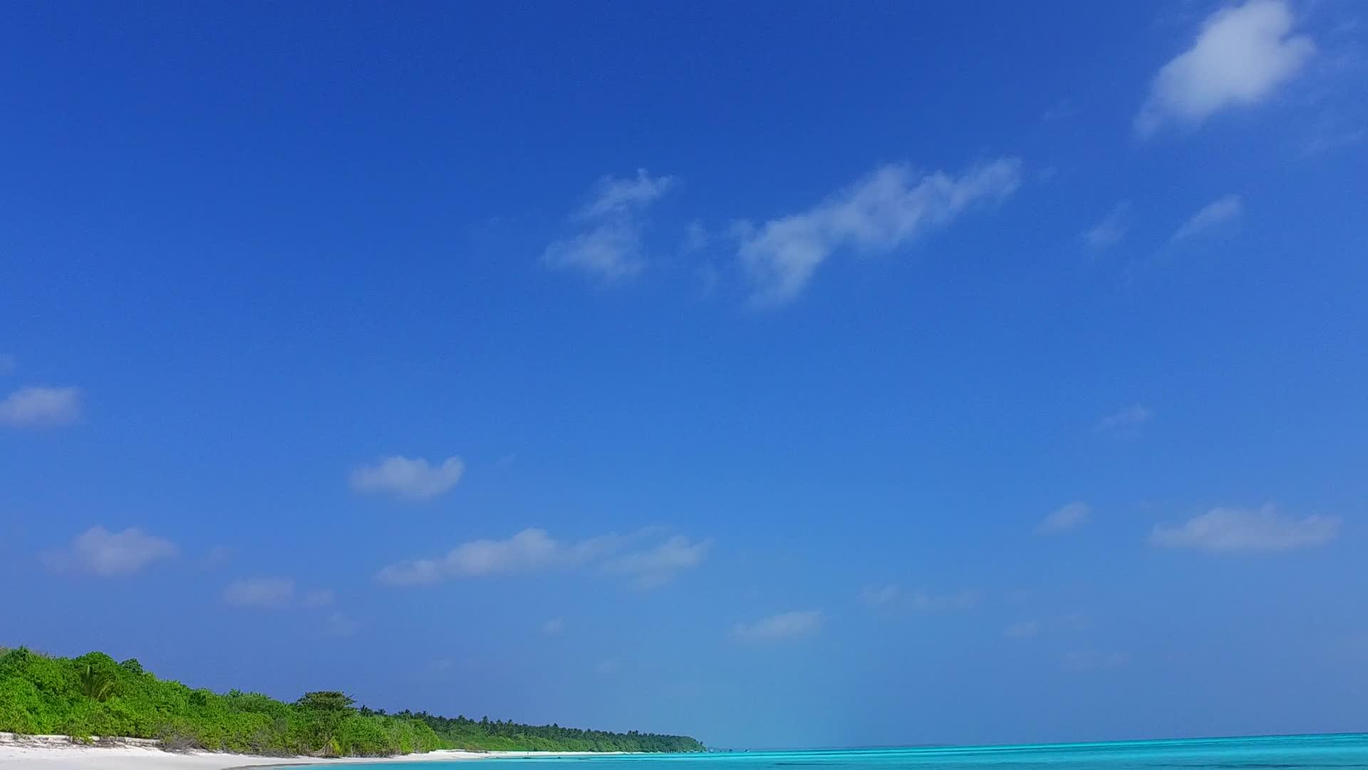 沙洲附近有明亮的沙色背景蓝海异国海岸海滩度假日旅游视频的预览图