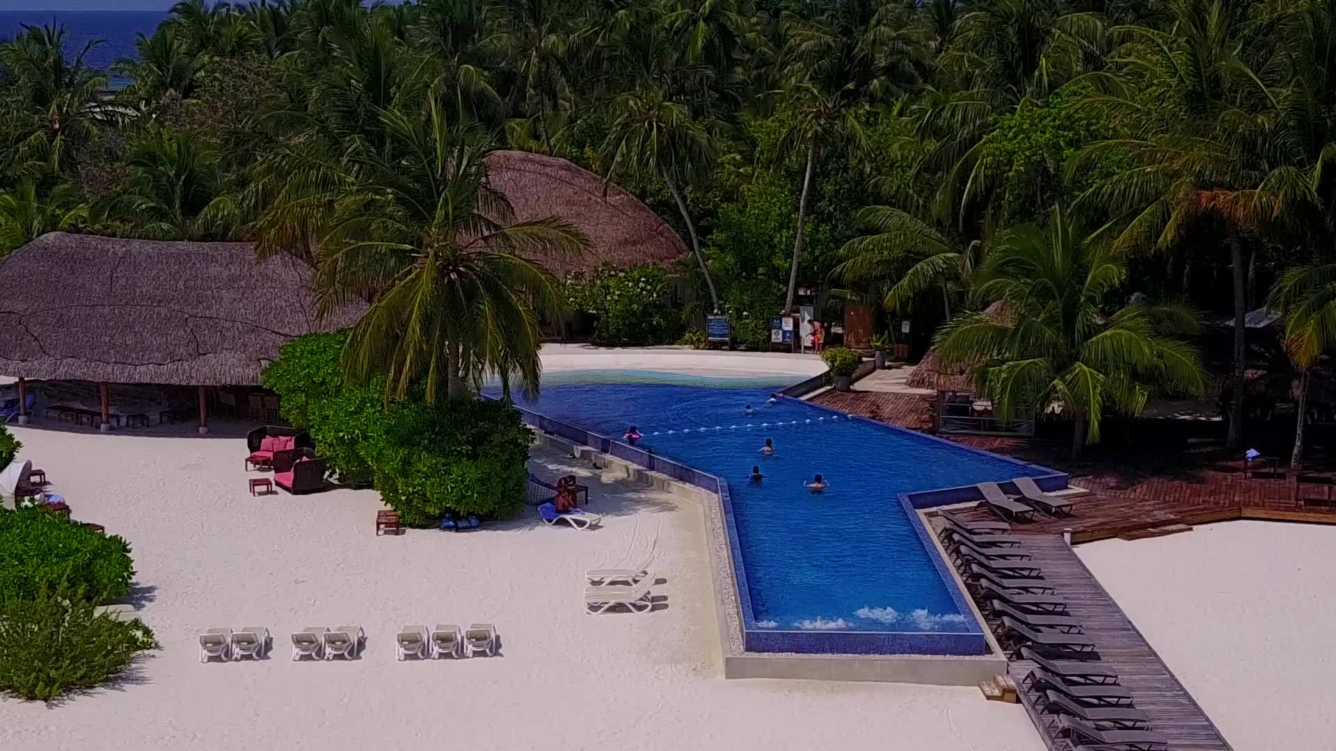 热带海岸线海滩夏季旅游背景为浅海和沙洲附近的白沙视频的预览图