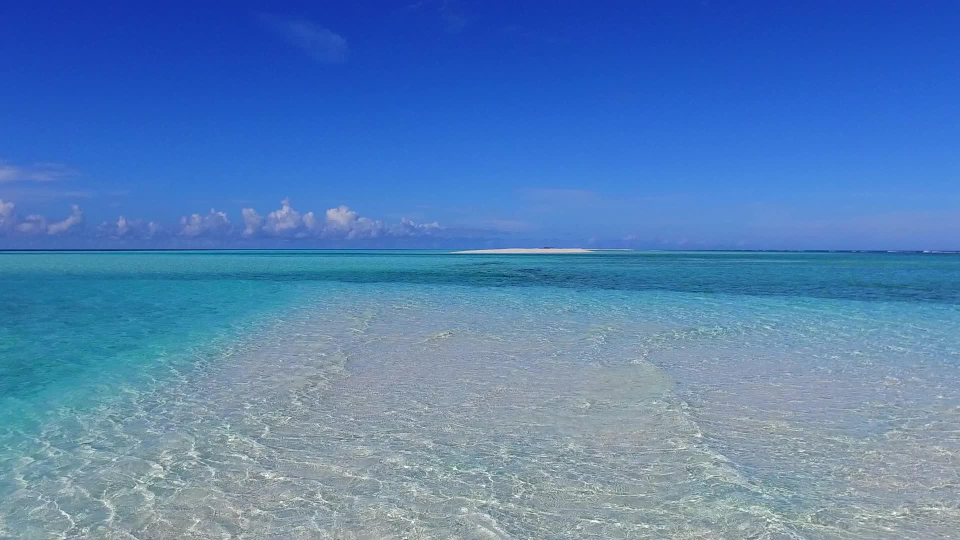 美丽的环礁湖海滩度假空中旅行在阳光下清澈的海洋和白色视频的预览图