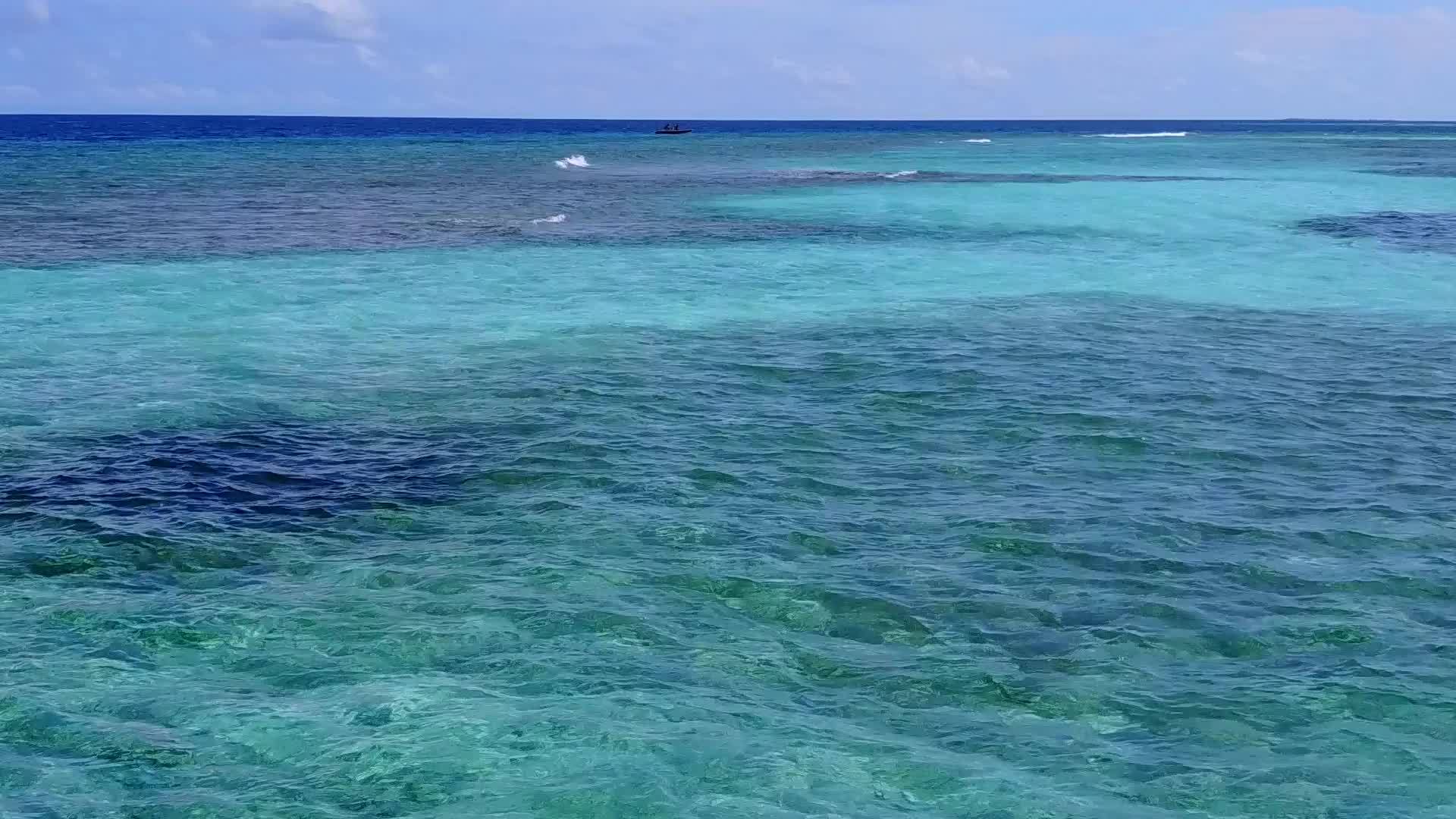 奢华的海洋观光阳光明媚自然在海浪附近有一个白色的海滩背景视频的预览图