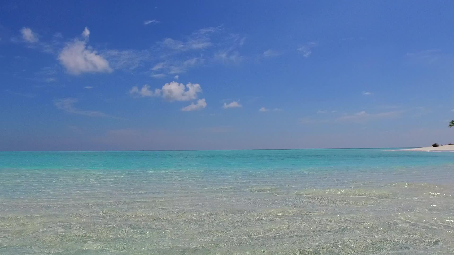 蓝绿色的水和沙洲附近的白色沙滩背景海洋海滩冒险浪漫的海景视频的预览图