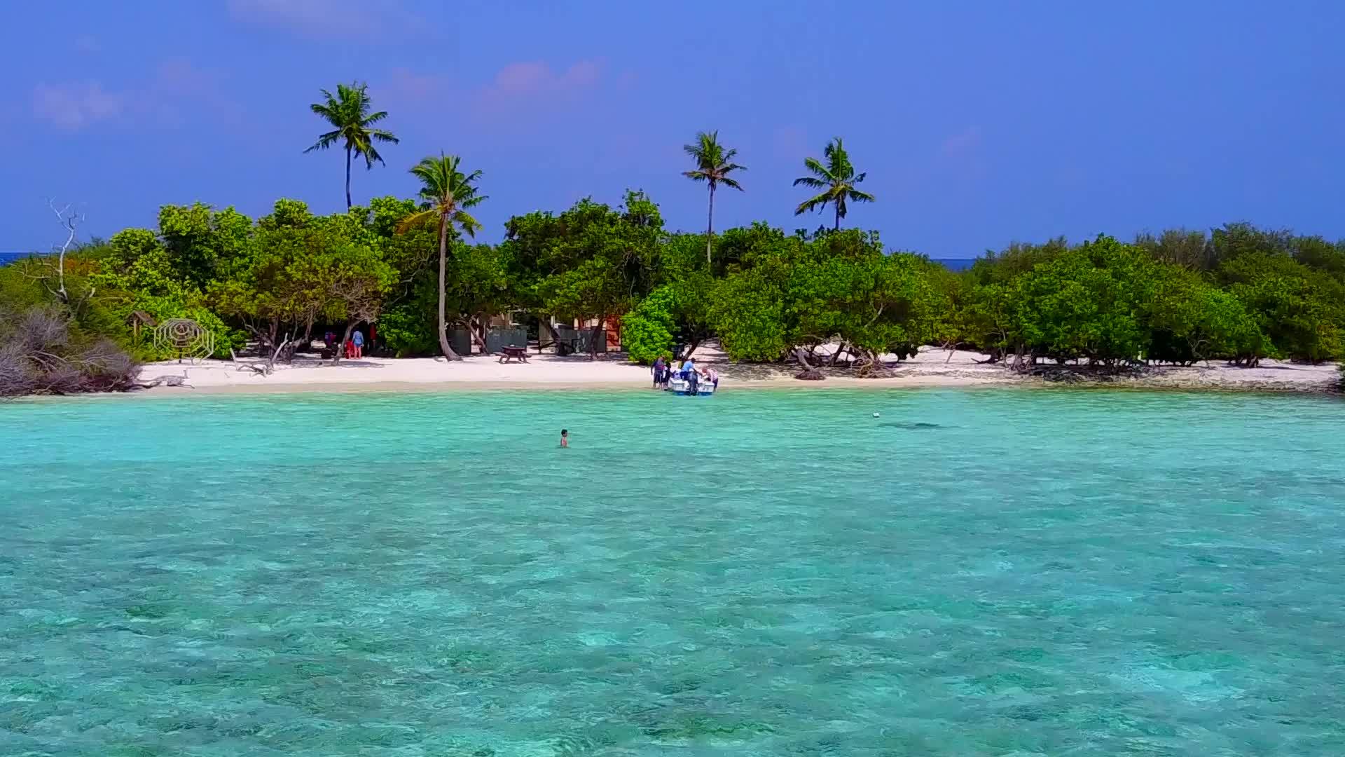 美丽的旅游海滩的宽角纹理沿着蓝绿色的海洋航行阳光下有干净的沙子视频的预览图