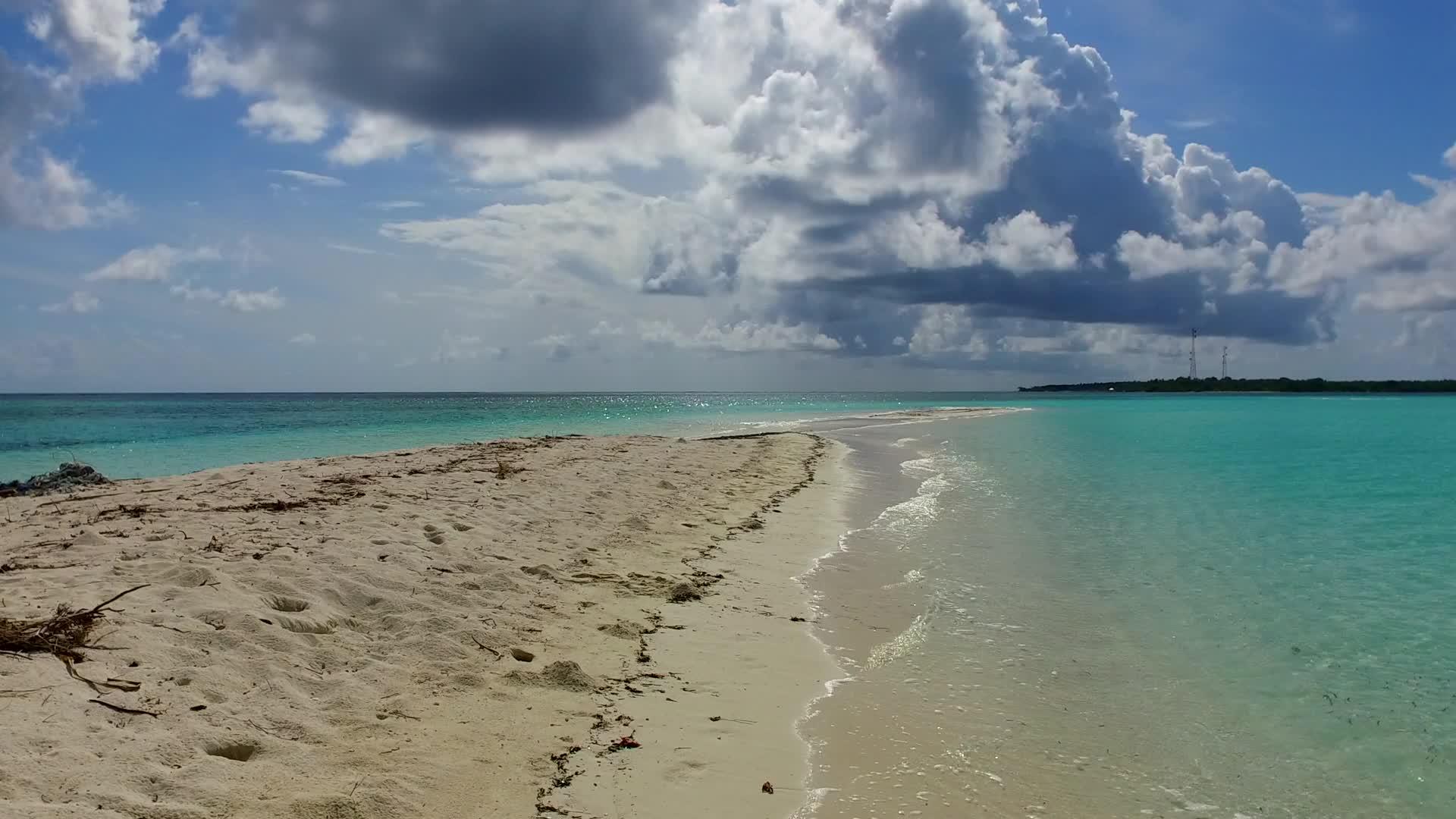 环礁湖和白沙的背景是在海浪附近进行完美的沿海海滩冒险视频的预览图