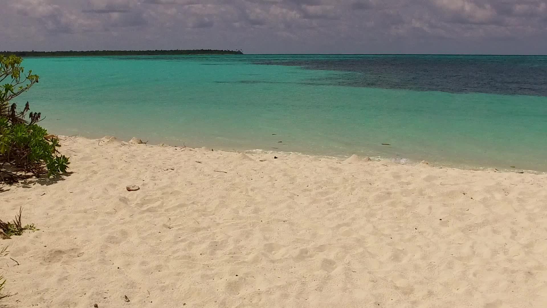 蓝色海洋的阳光和蓝色海滩探险视频的预览图
