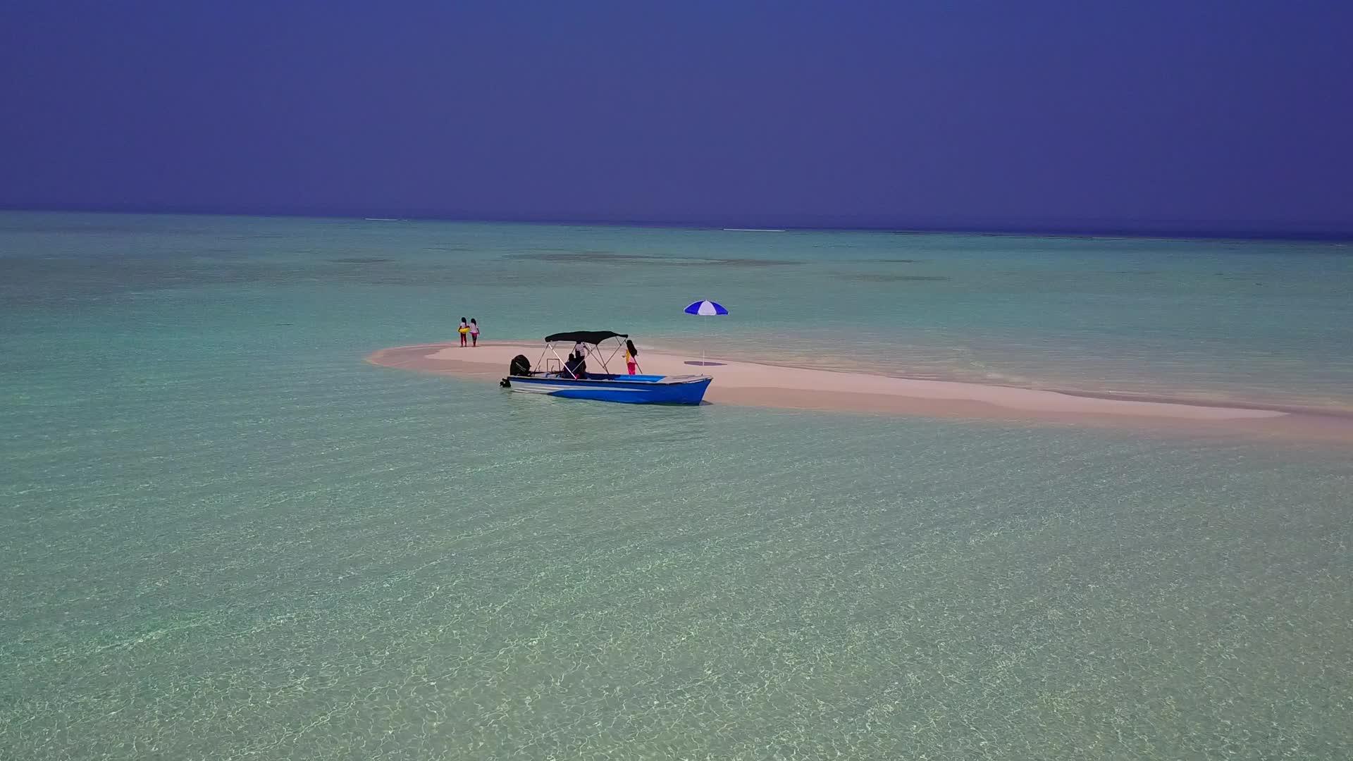 蓝色环礁湖的海滩生活方式在珊瑚礁附近有白色的沙土背景视频的预览图