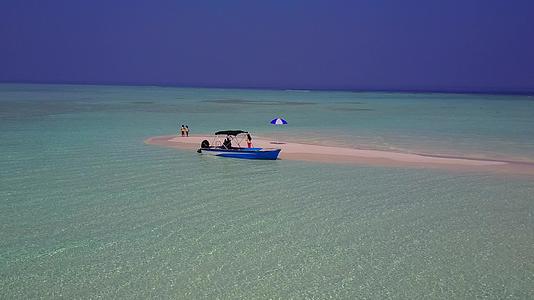 蓝色环礁湖的海滩生活方式在珊瑚礁附近有白色的沙土背景视频的预览图