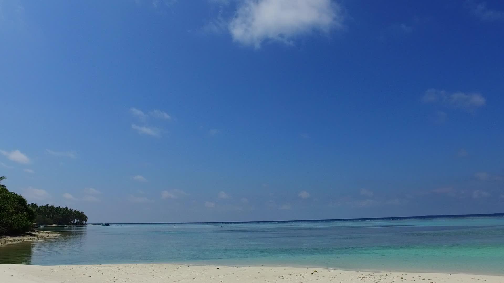 田园诗般的海岸海滩之旅浅海和沙洲附近明亮的沙滩视频的预览图