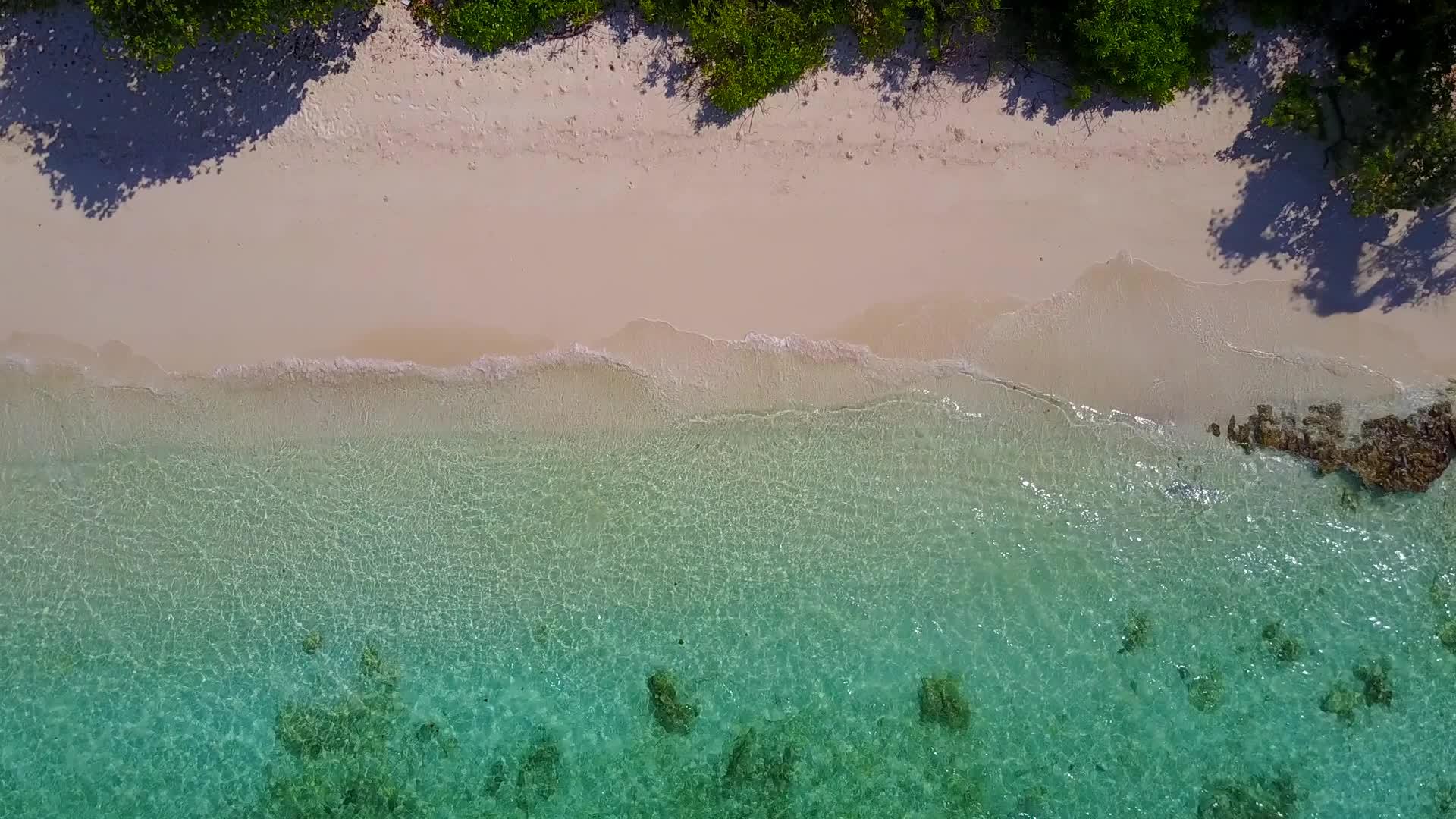 完美复制沿海海滩之旅的太空海景在沙洲附近有白沙背景视频的预览图