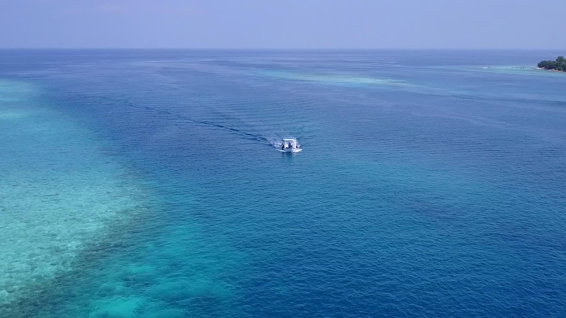 蓝色环礁湖和日出后白色海滩的完美背景视频的预览图