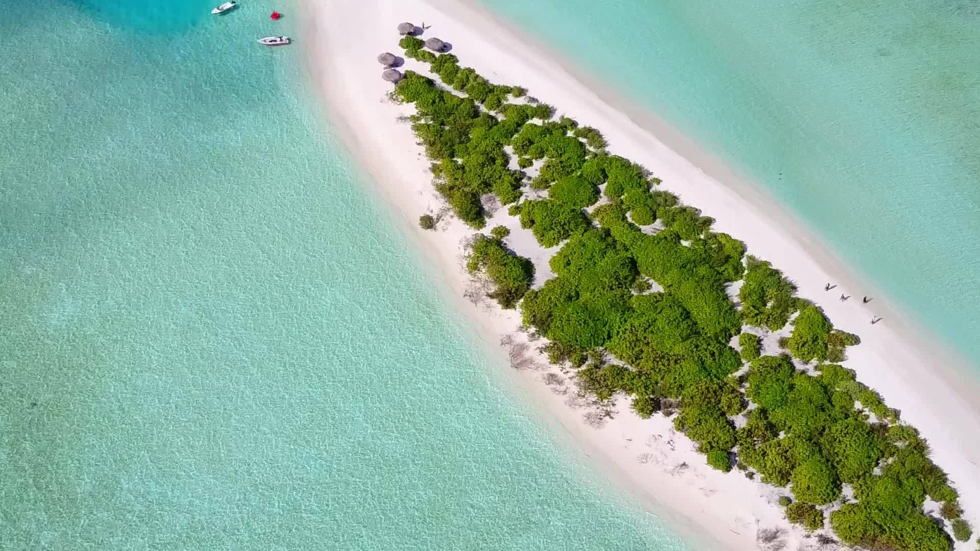美丽的海湾海滩蓝绿色的海洋和珊瑚礁附近的白色海滩视频的预览图