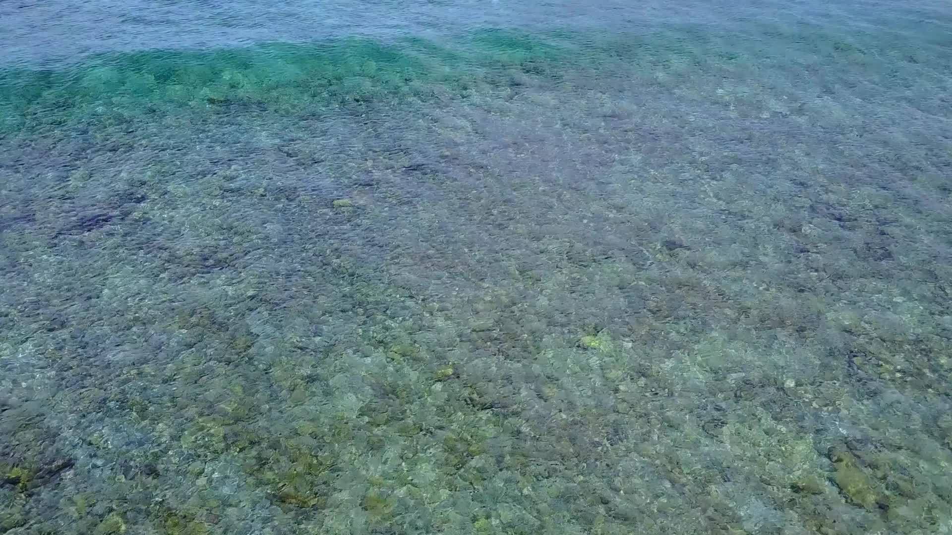 日落前的蓝绿色海洋和白色沙沙背景的阳光视频的预览图