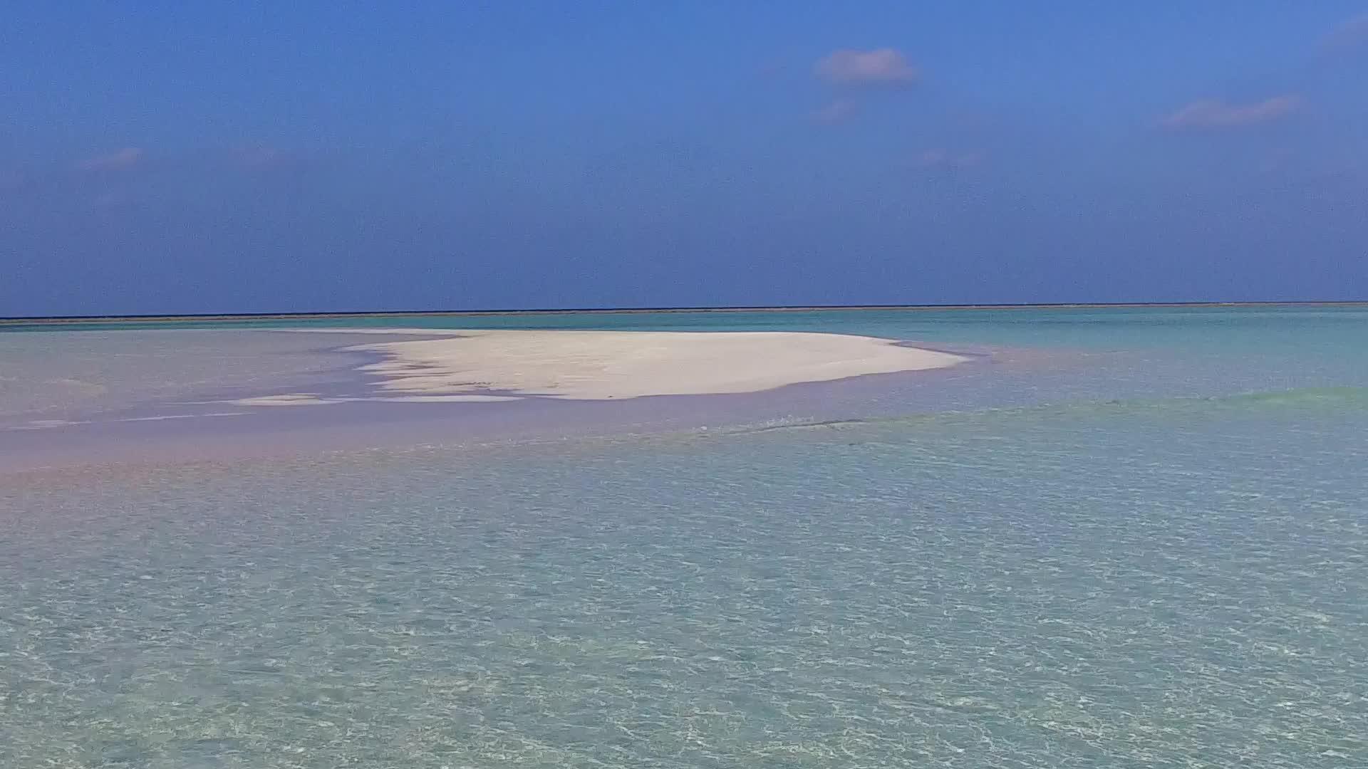 蓝海热带海滩之旅沙洲附近有干净的沙质背景视频的预览图