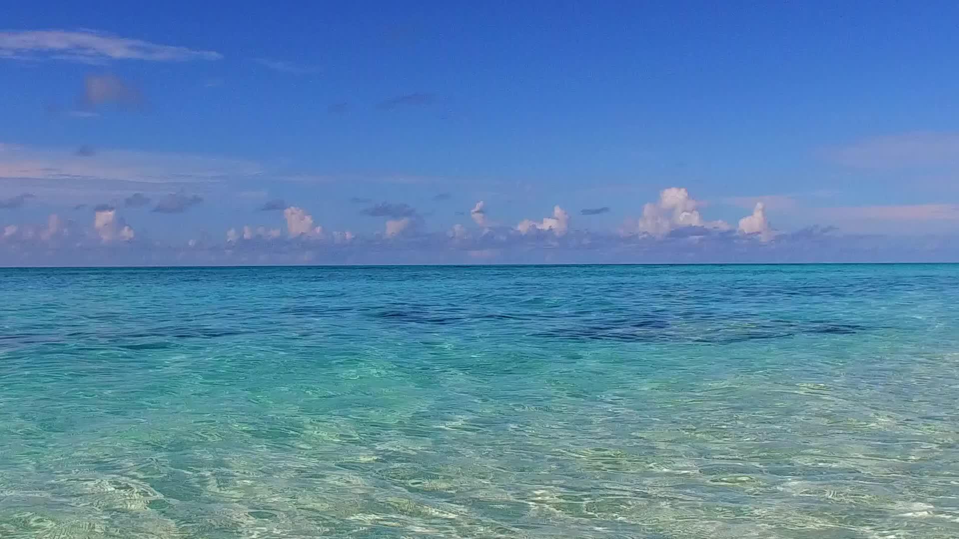 完美的海湾海滩蓝色的海洋和沙巴附近的白色海滩夏天的海湾海滩视频的预览图