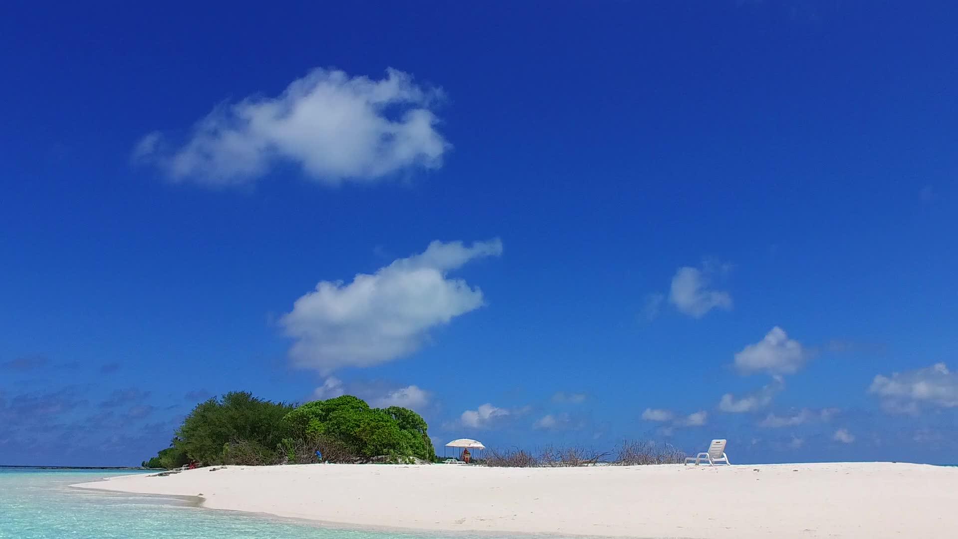 完美的海岸海滩航行空间蓝色的海洋和海滩附近的白色沙滩背景视频的预览图