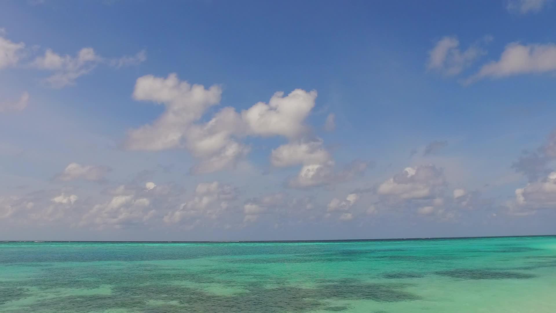 热带海湾海滩生活方式夏季景观蓝海和白沙背景靠近棕榈视频的预览图
