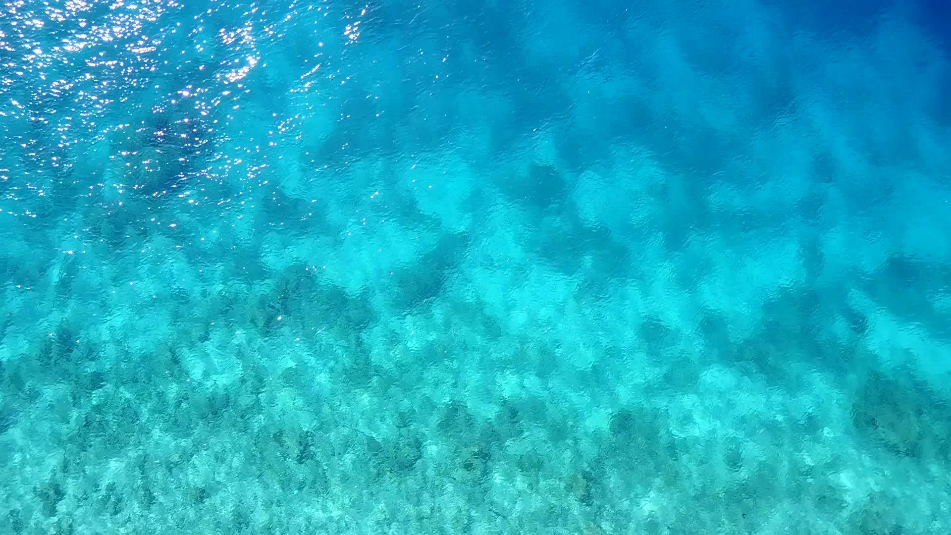 宁静的泻湖海滩度假水蓝色的海洋和珊瑚礁附近的白沙背景视频的预览图