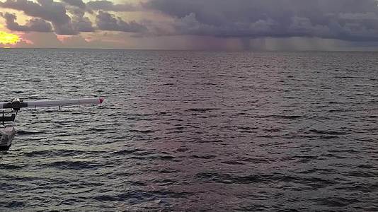 日出后以白沙为背景的蓝绿海放松海岸海滩探险之旅特写视频的预览图