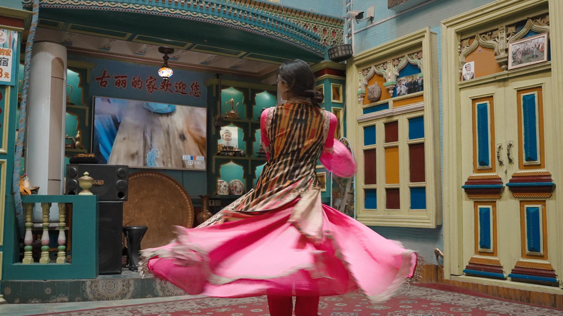 4K喀什古城跳新疆舞的女子的预览图