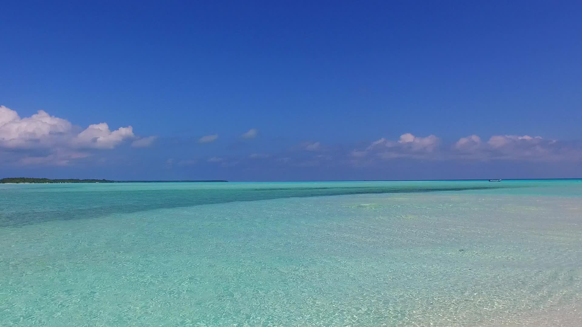 阳光明媚的宁静度假胜地海滩节日摘要视频的预览图
