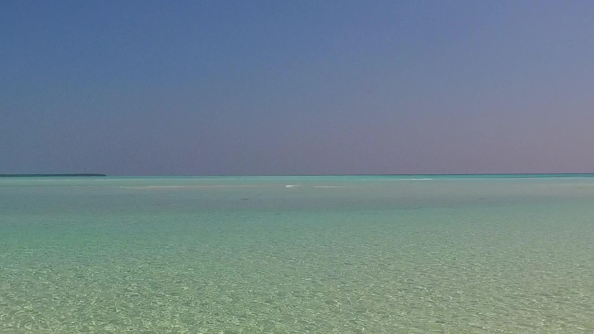在清海的白色沙滩背景下在沙巴附近的行豪华旅游海滩冒险视频的预览图