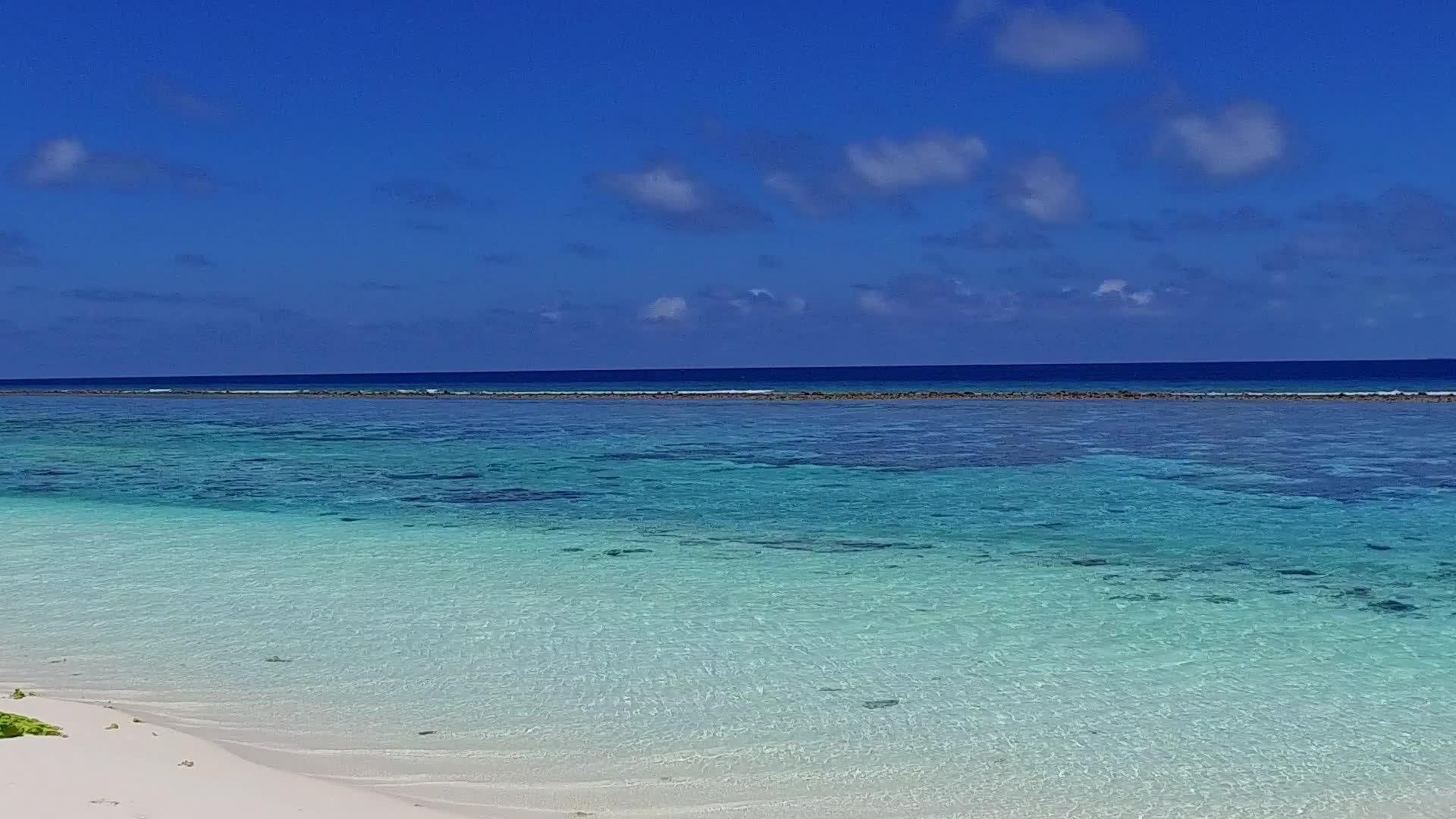 度假胜地附近的海滨海滩假日有白色沙底背景视频的预览图