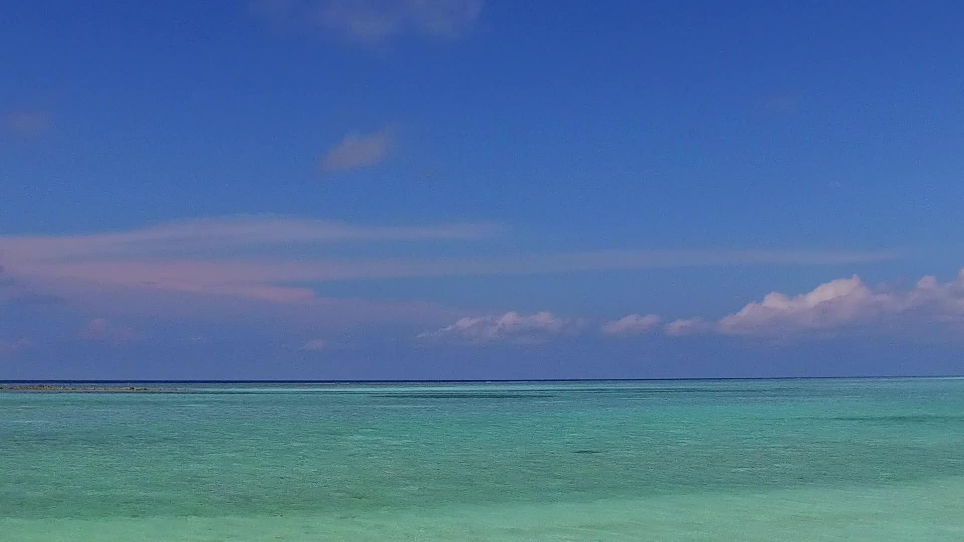 海滩底部的浅沙由透明海洋和沙巴附近清洁视频的预览图