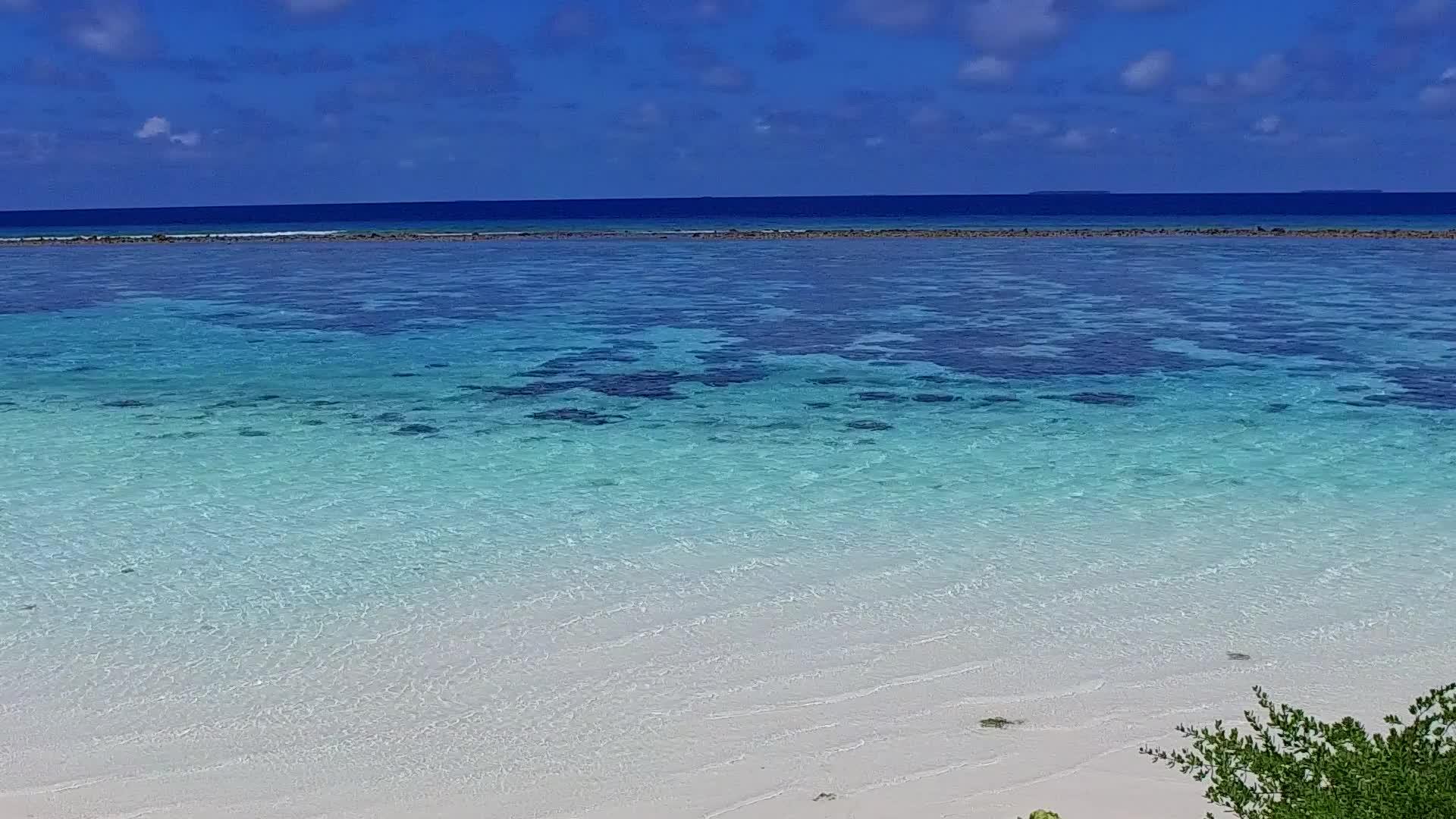 美丽的旅游海滩度假胜地附近的蓝色海滩和白色海滩视频的预览图