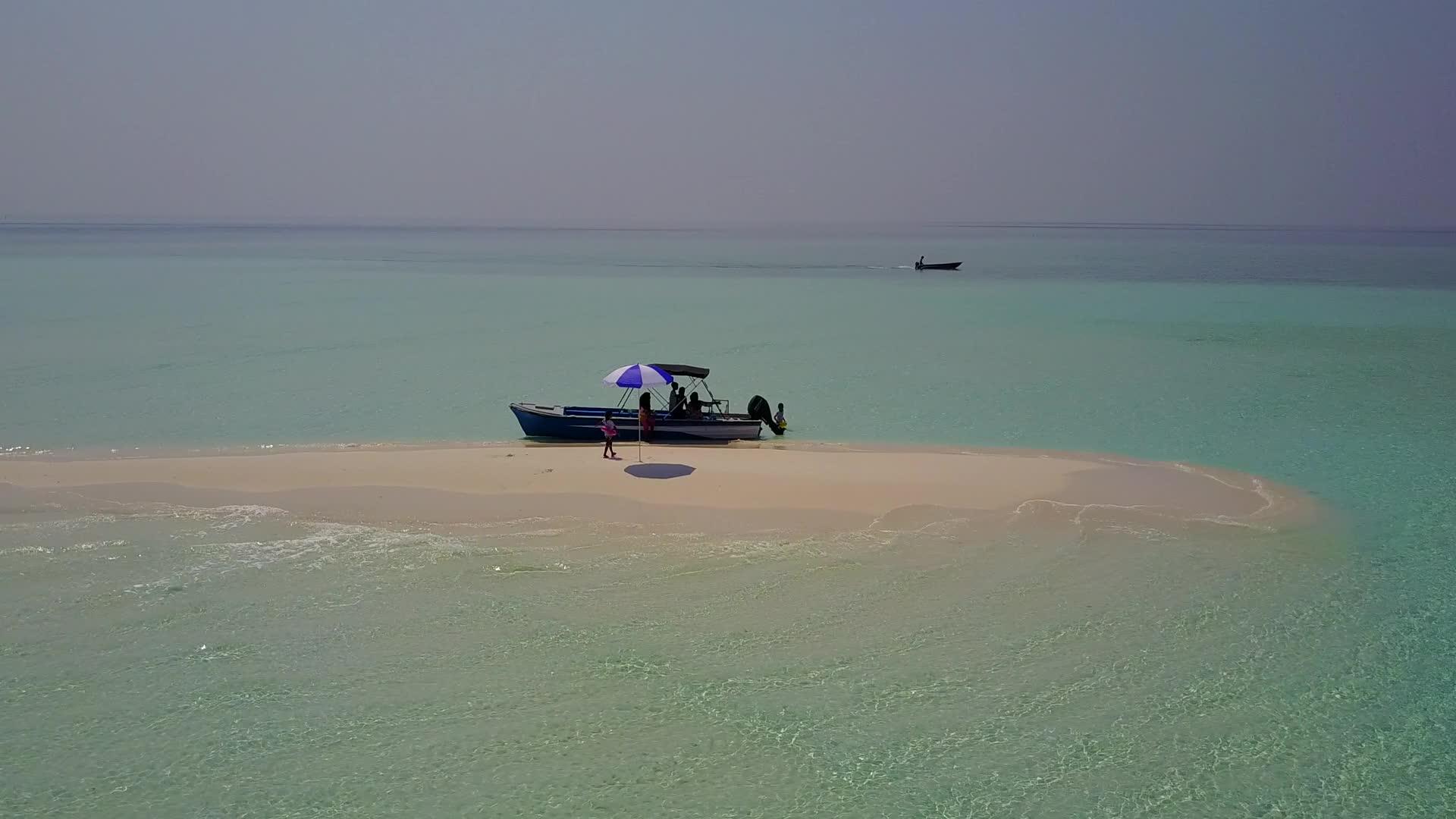蓝绿海和日落前的白色沙滩环礁湖周围阳光明媚的海滩假日全景视频的预览图