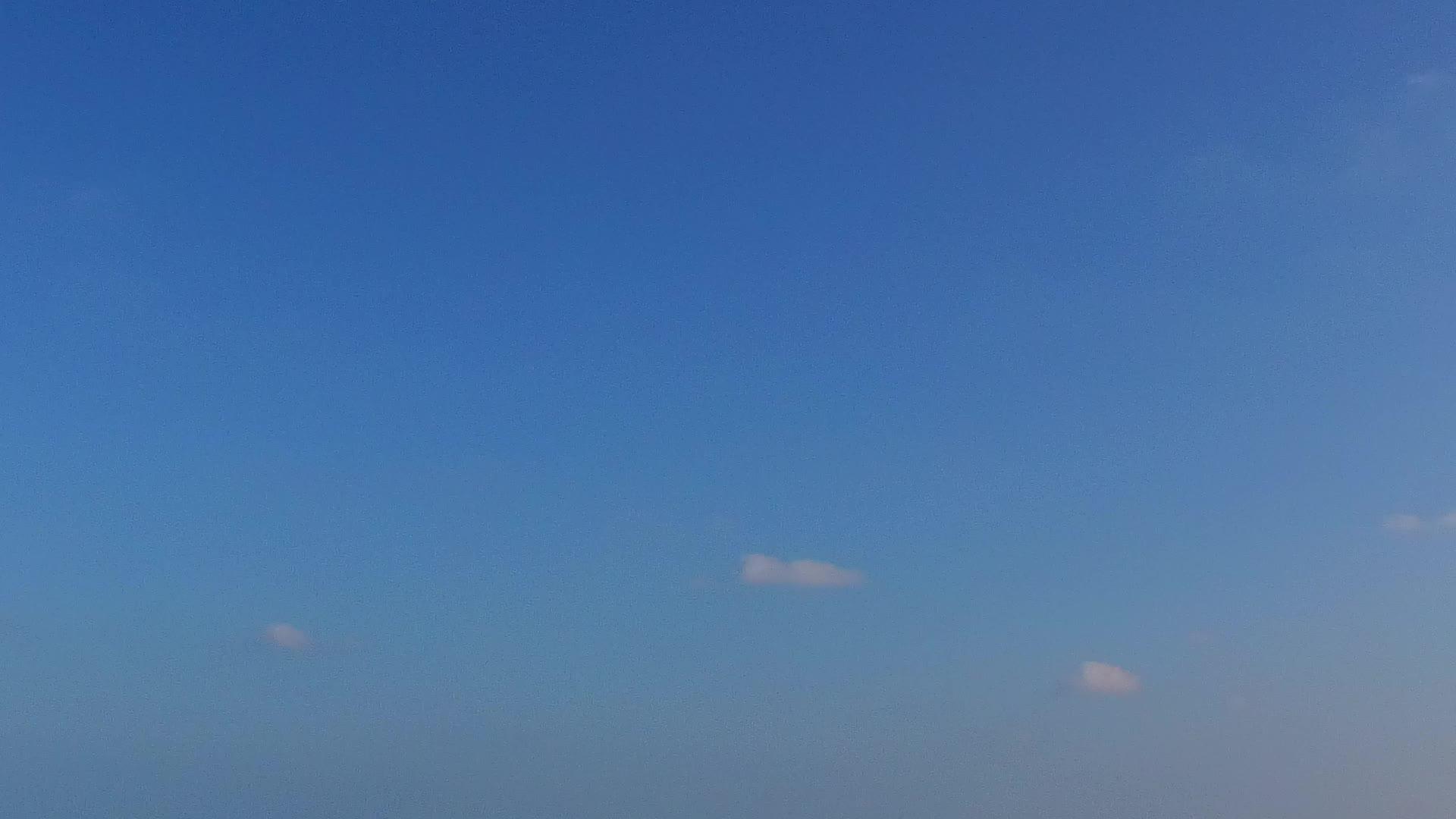 日出后蓝海白沙背景美丽海滩生活方式温暖全景视频的预览图