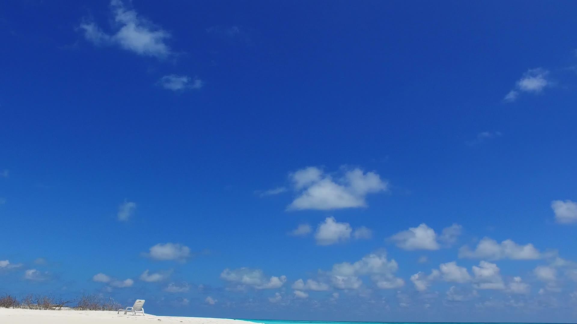 海洋海岸线的海滩生活方式是在近海波明沙为背景的蓝海复制的视频的预览图