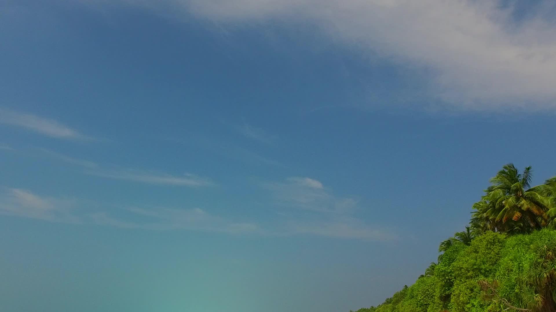 蓝色泻湖在沙洲附近有着白色的沙色背景复制着异国情调的海湾视频的预览图