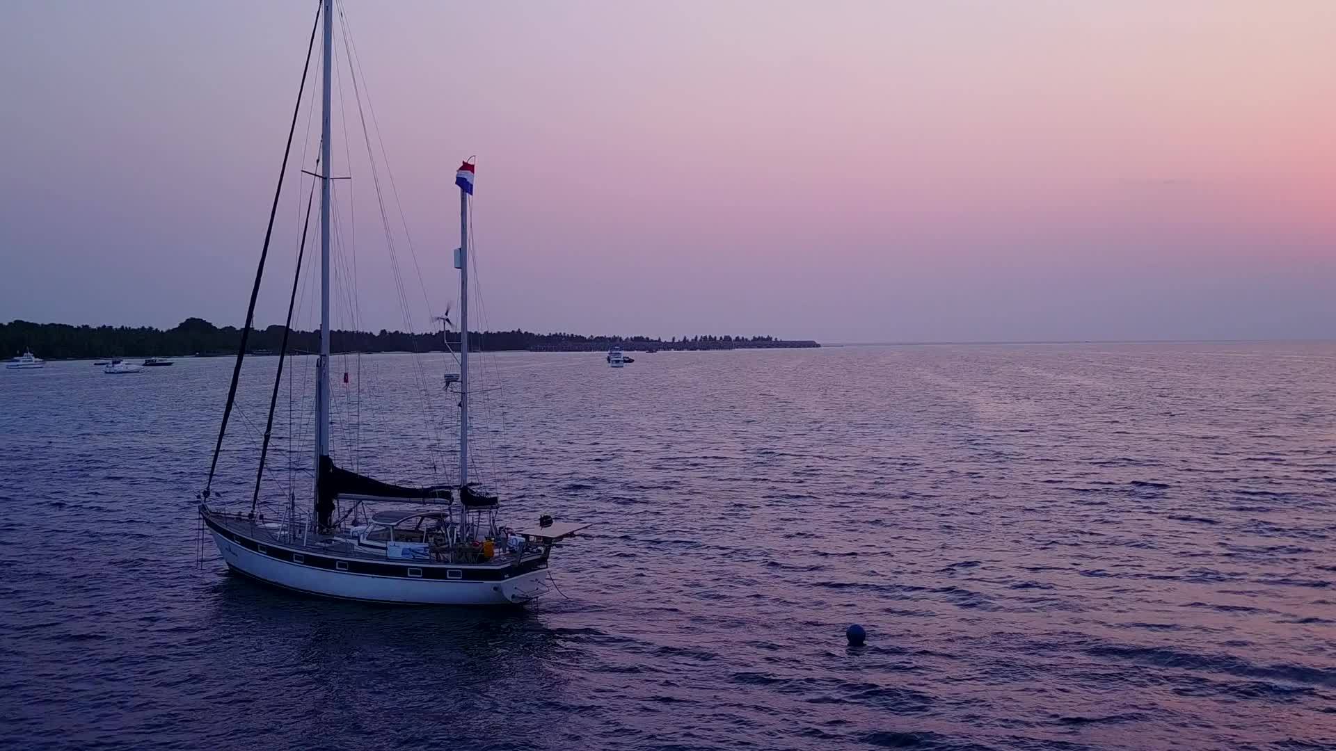 在度假胜地附近背景的蓝水在度假胜地附近放松海岸线视频的预览图