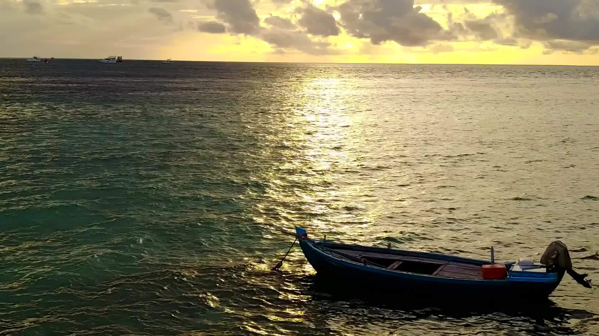 日出后以蓝海和白沙为背景的豪华度假海滩度假视频的预览图
