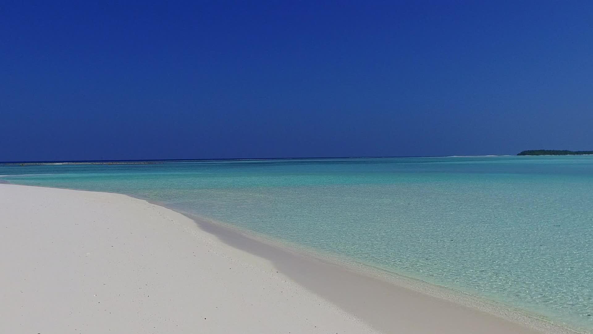 沙洲附近的白沙背景是蓝绿色的岸海滩度假温暖旅游视频的预览图