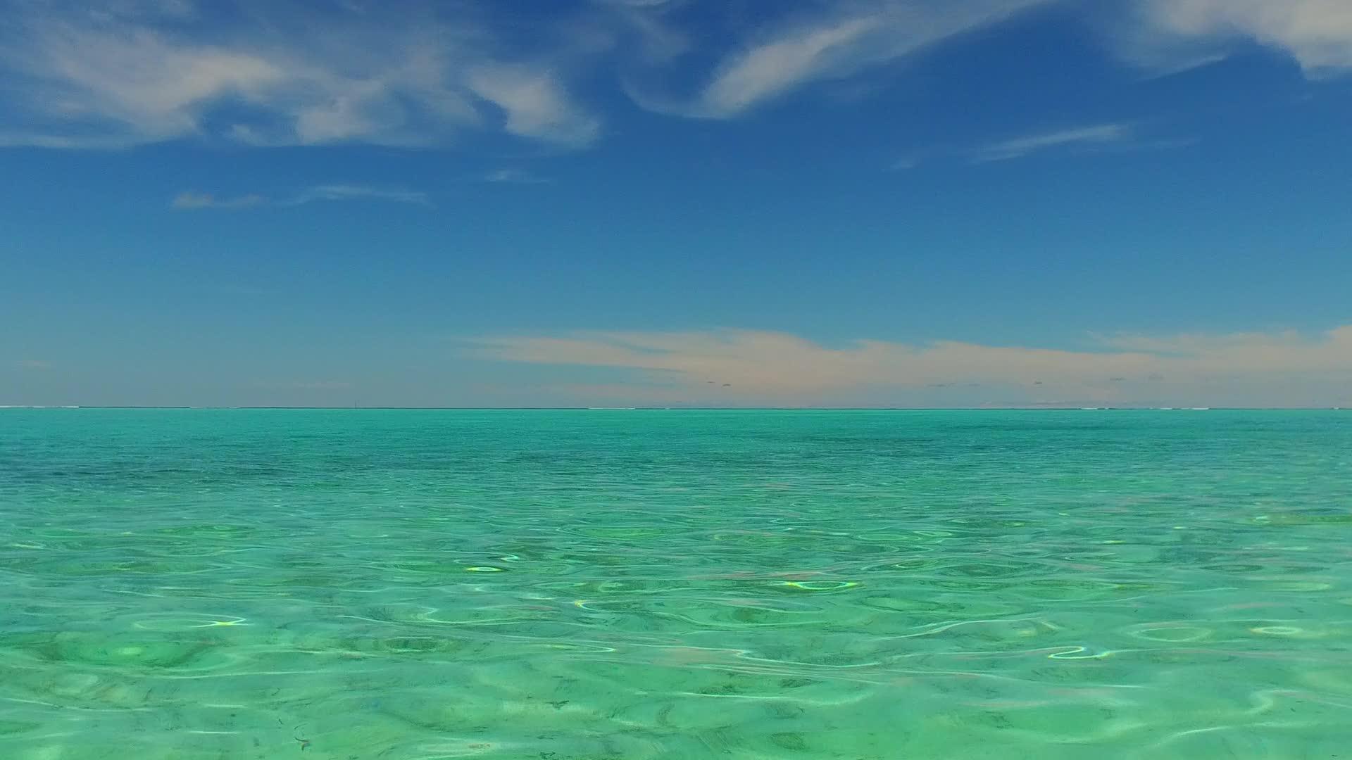 蓝色水和白色海滩背景的海洋旅游海滩假日靠近海浪视频的预览图