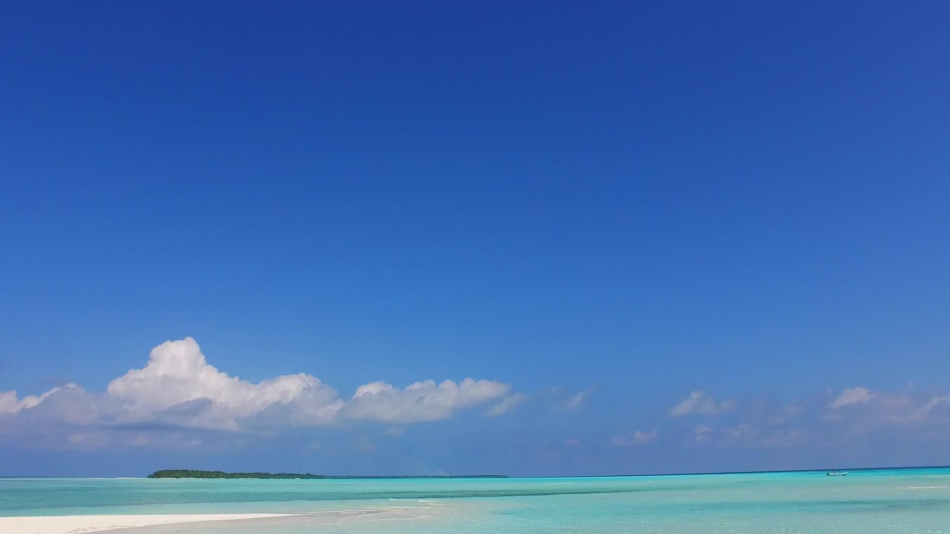 蓝海和浅沙背景附近的度假胜地天堂度假胜地海滩时间视频的预览图