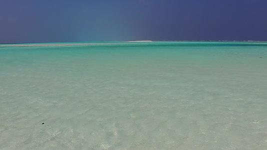 阳光明媚的海景由光天化日之下的白色沙色背景组成视频的预览图