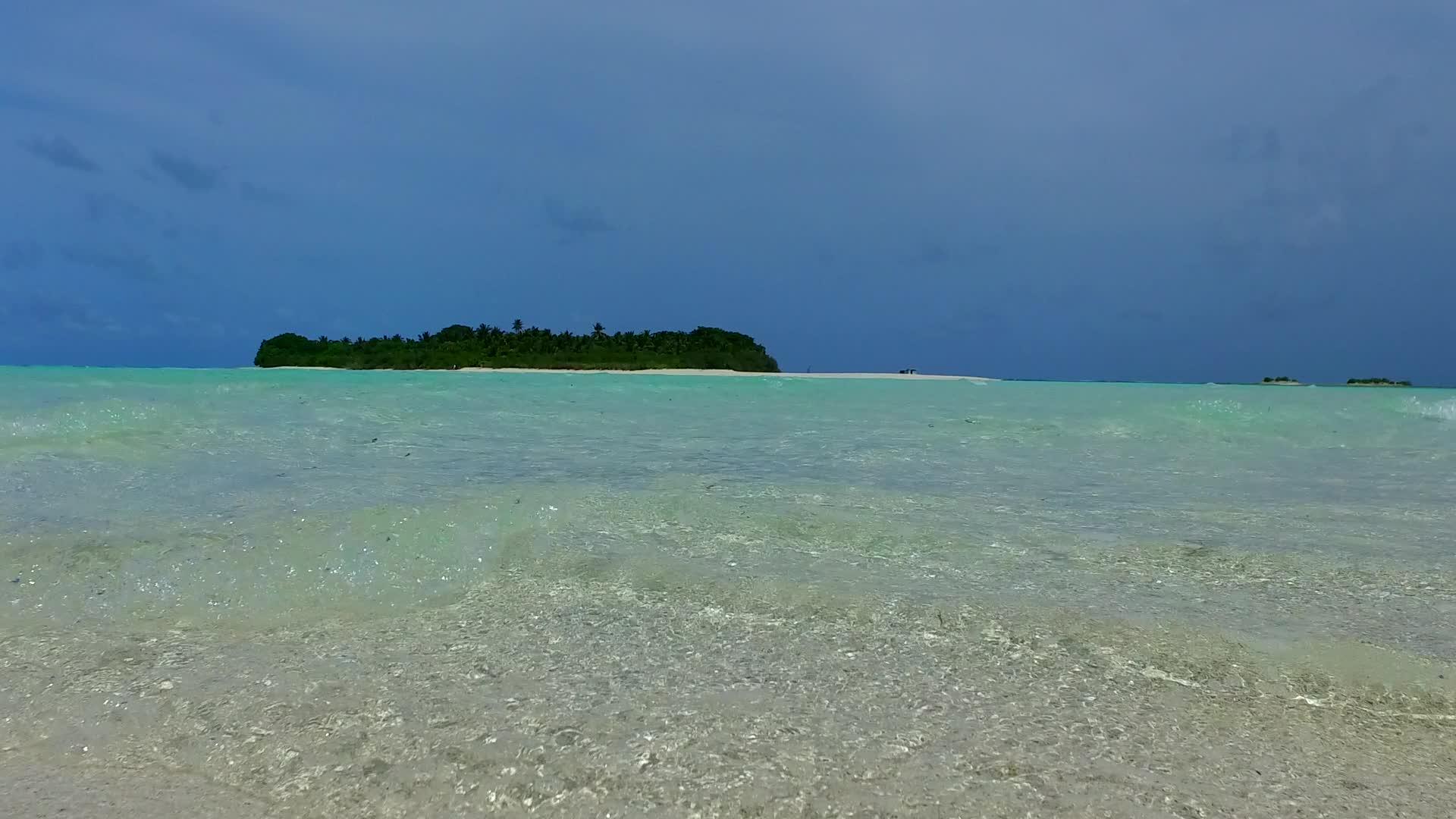 田园诗般的旅游海滩度假蓝海和沙洲附近的白沙背景视频的预览图