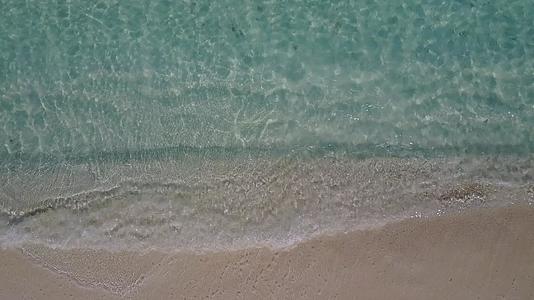 沙洲附近有明亮的沙色背景蓝色的海洋田园诗般的岛屿海滩的广角视频的预览图
