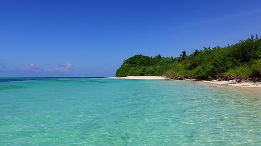 蓝色海洋和珊瑚礁附近的白沙背景阳光明媚宁静的旅游海滩视频的预览图