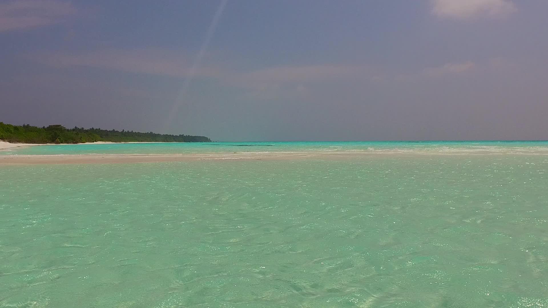 蓝色水和接近冲浪的白色海滩背景热带海滩时间是空的视频的预览图