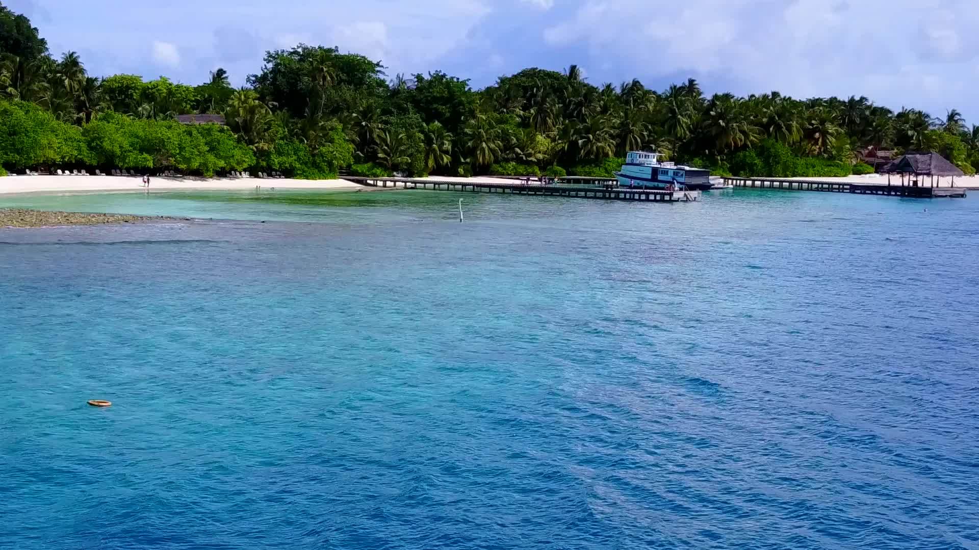 阳光明媚的豪华海滩的天空由蓝色环礁湖和近冲浪组成视频的预览图