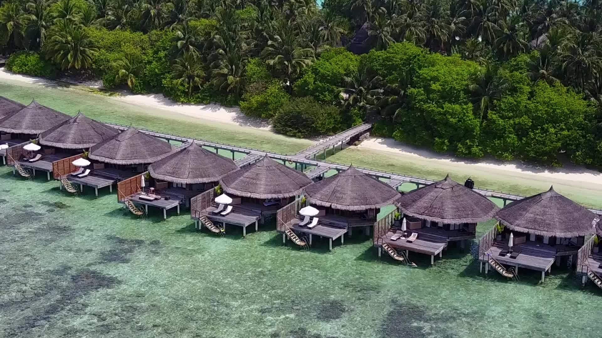 日落前的白色沙滩背景是基于海洋岛屿的海滩生活视频的预览图