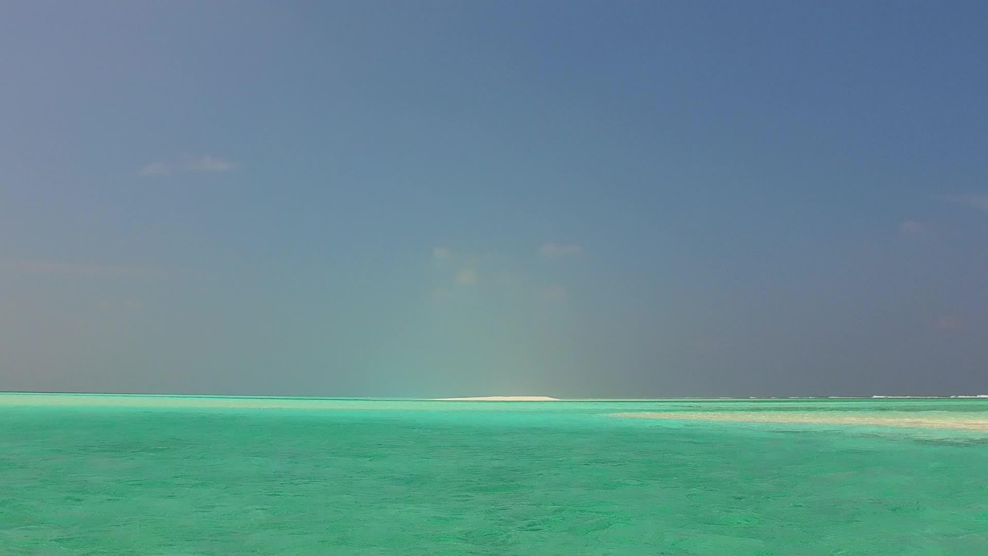 清晨过后游览白沙背景的蓝色水礁湖浪漫浪漫地观赏风景视频的预览图