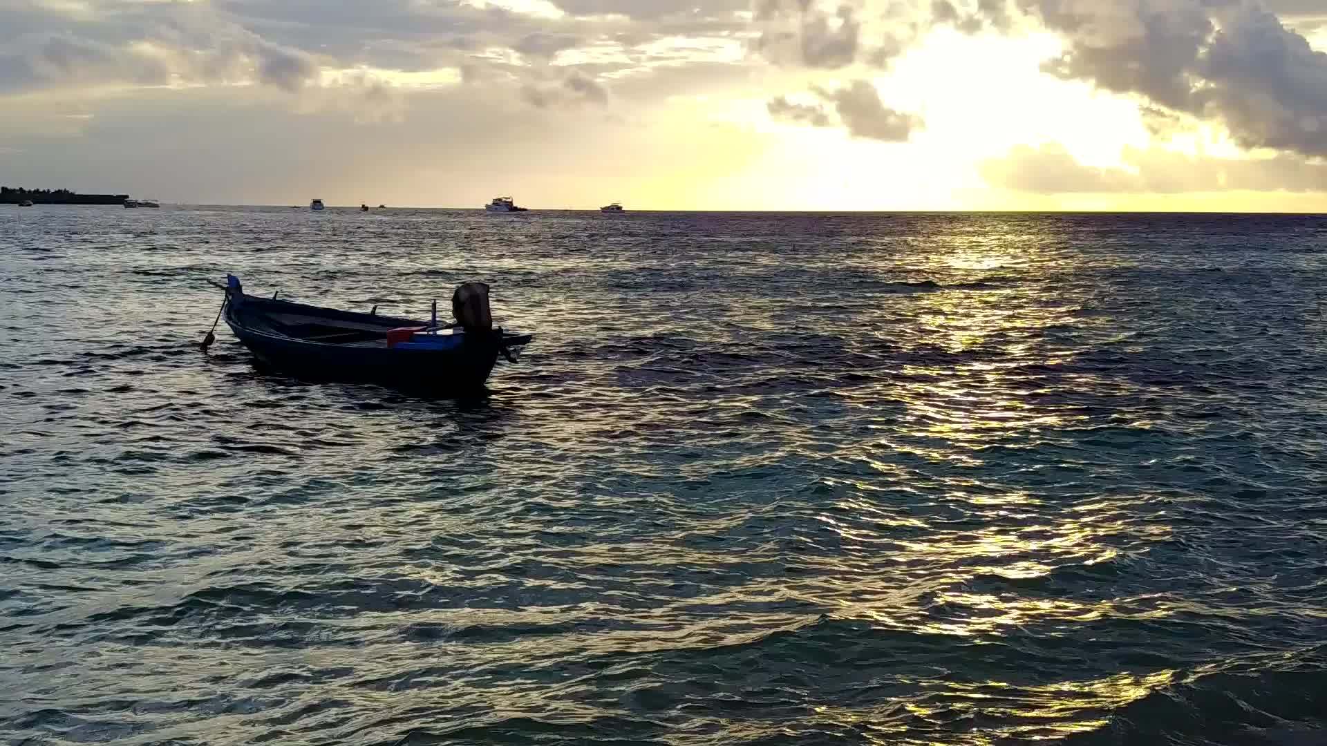 阳光明媚的完美海湾海滩旅行在蓝海阳光下有白色的沙子视频的预览图